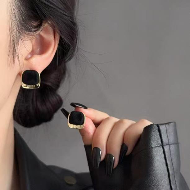 铜合金耳饰 复古港风黑金撞色方形耳钉时尚轻奢耳饰