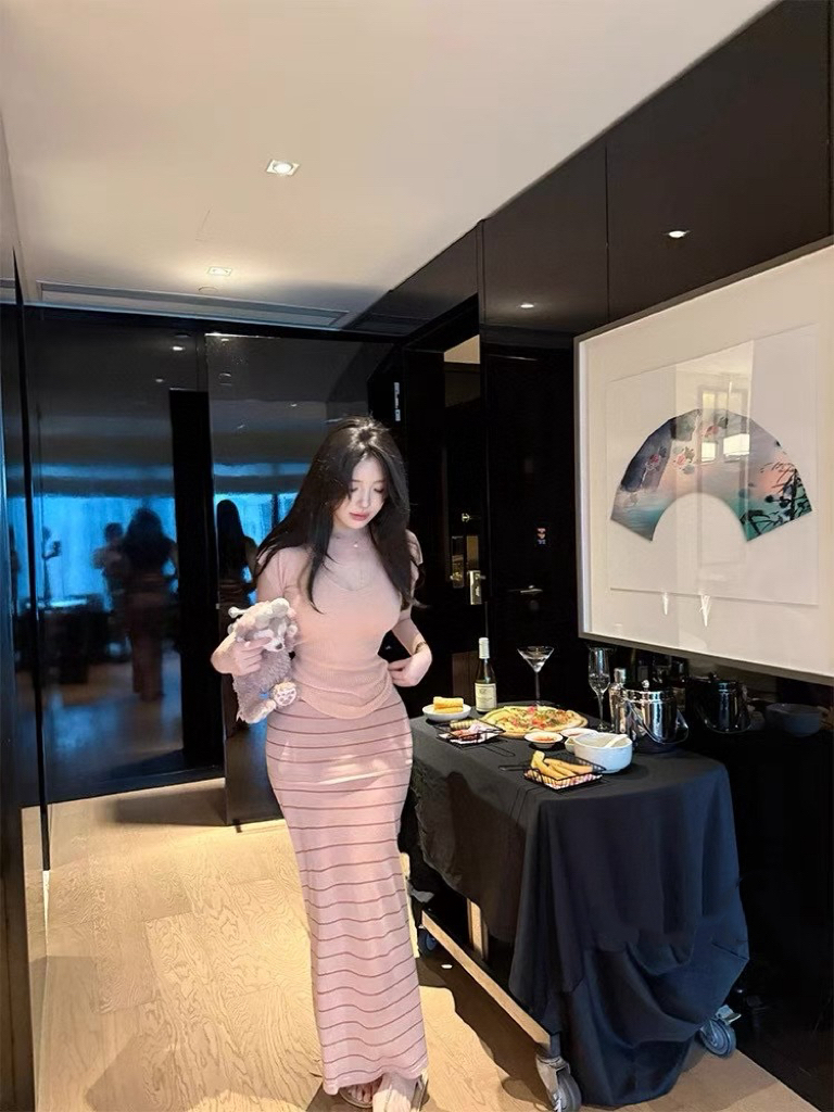 纯欲套装显白粉色坑条V领短袖T恤女夏季条纹包臀半身裙两件套