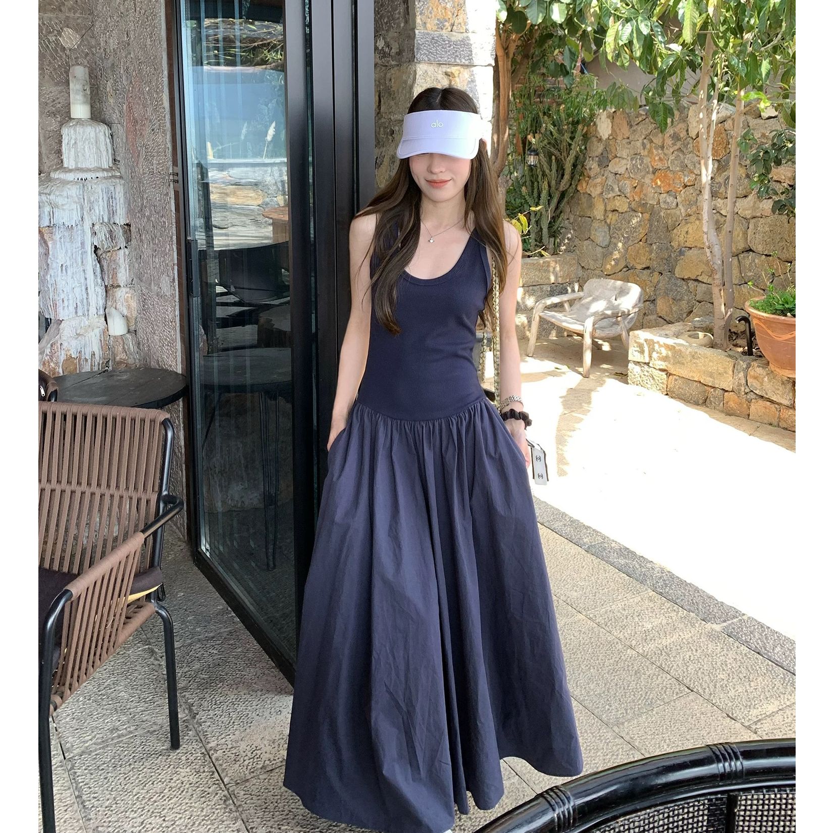 极简茶歇 白色法式吊带连衣裙女大裙摆修身收腰背心裙长裙