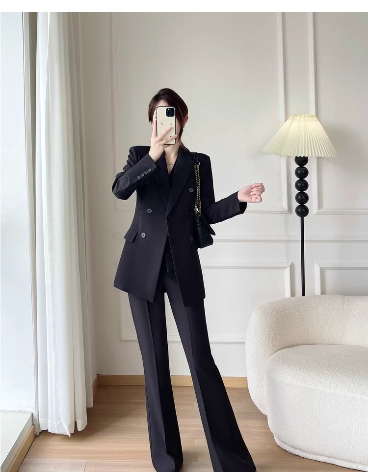高级感气质女神范黑色西装套装女双排扣西服挂脖马甲喇叭裤三件套