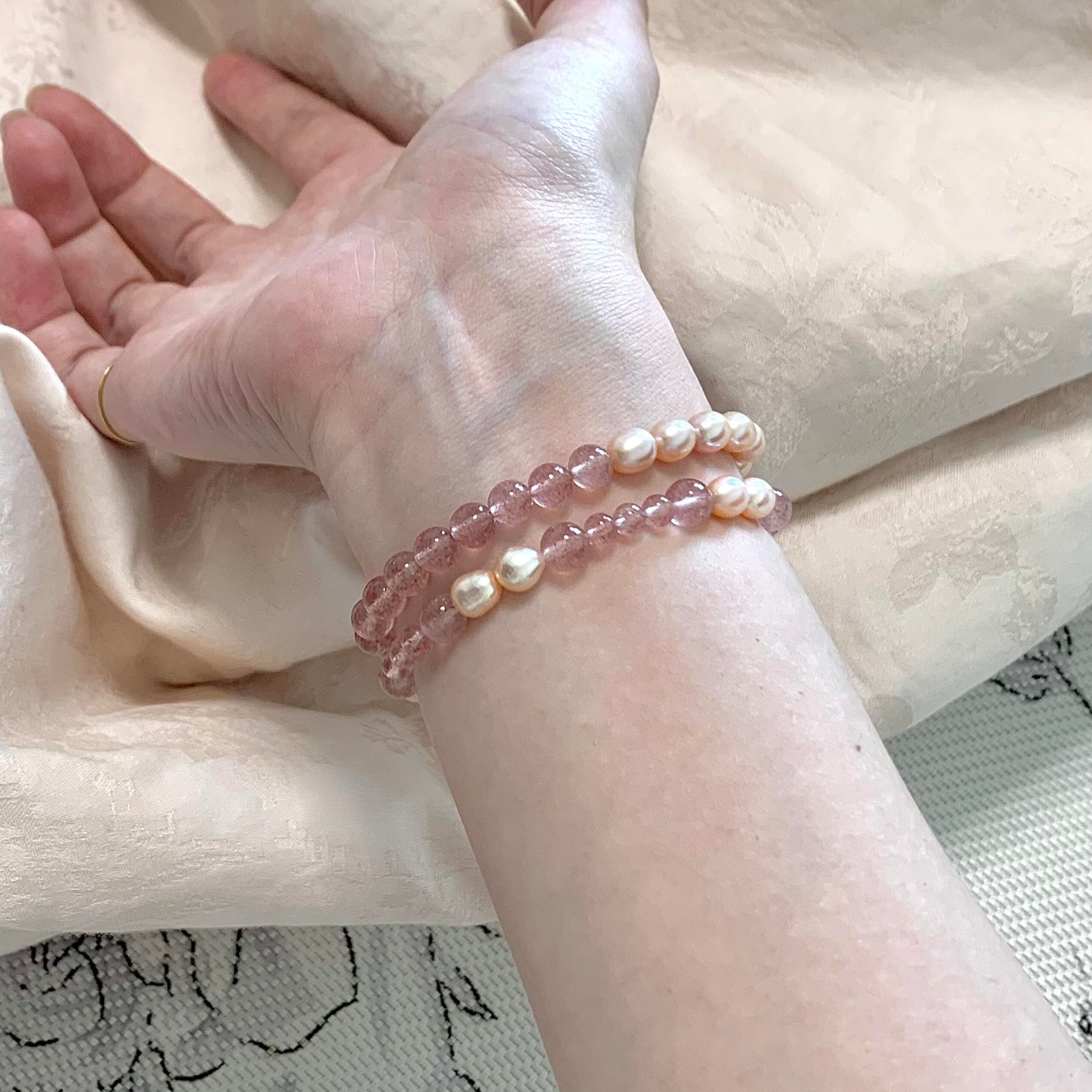 明瑜 橘粉色珠珠草莓粉渐变拼接手串百搭叠戴小众设计