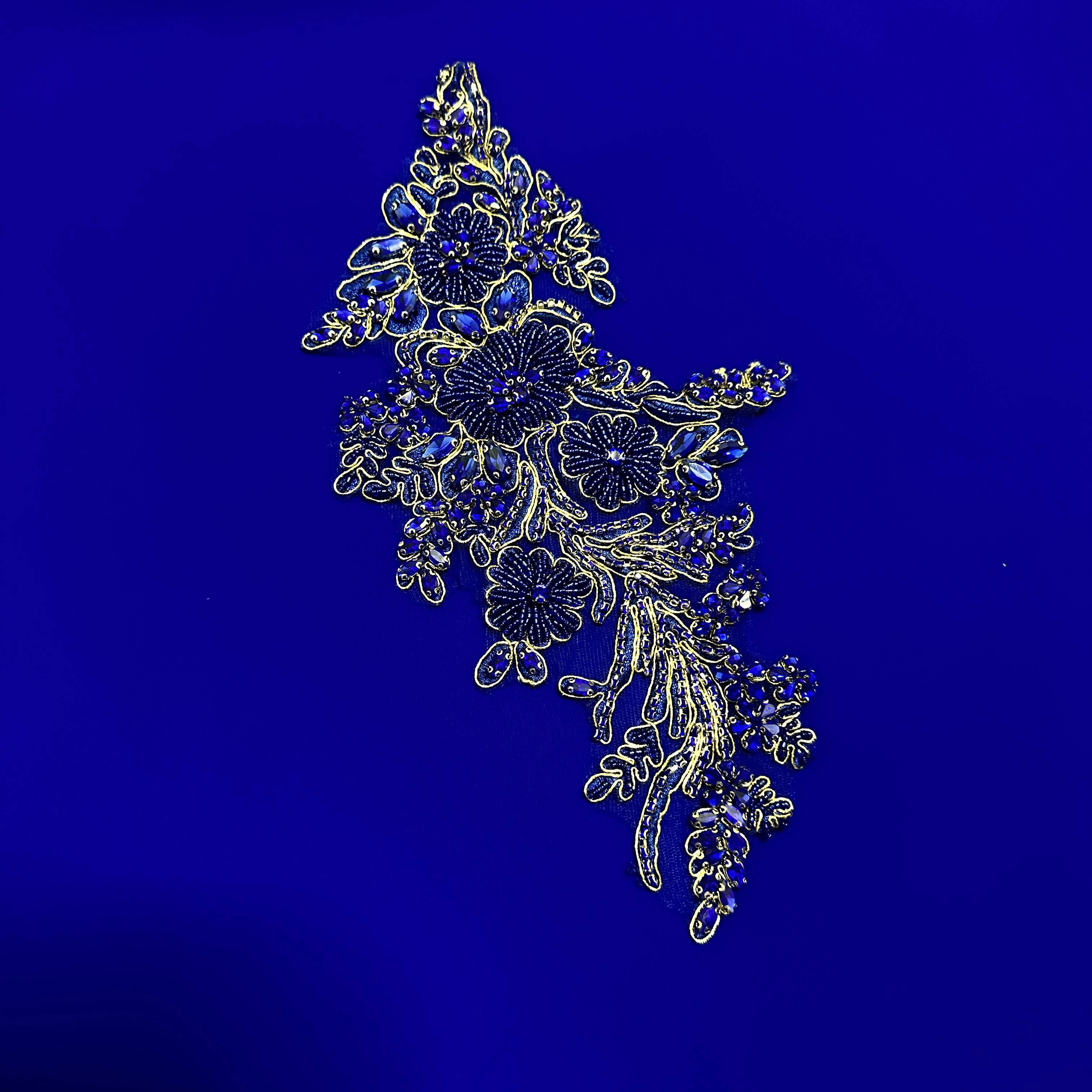 手工钉珠《宝蓝色》بالىزانىڭ رەختى  زەڭگەر رەڭ