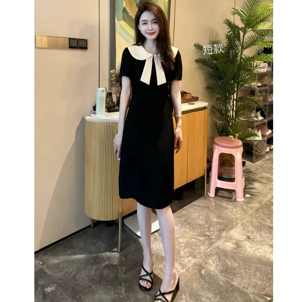 法式高级感撞色拼接蝴蝶领连衣裙女夏赫本小香风轻奢气质黑色中裙