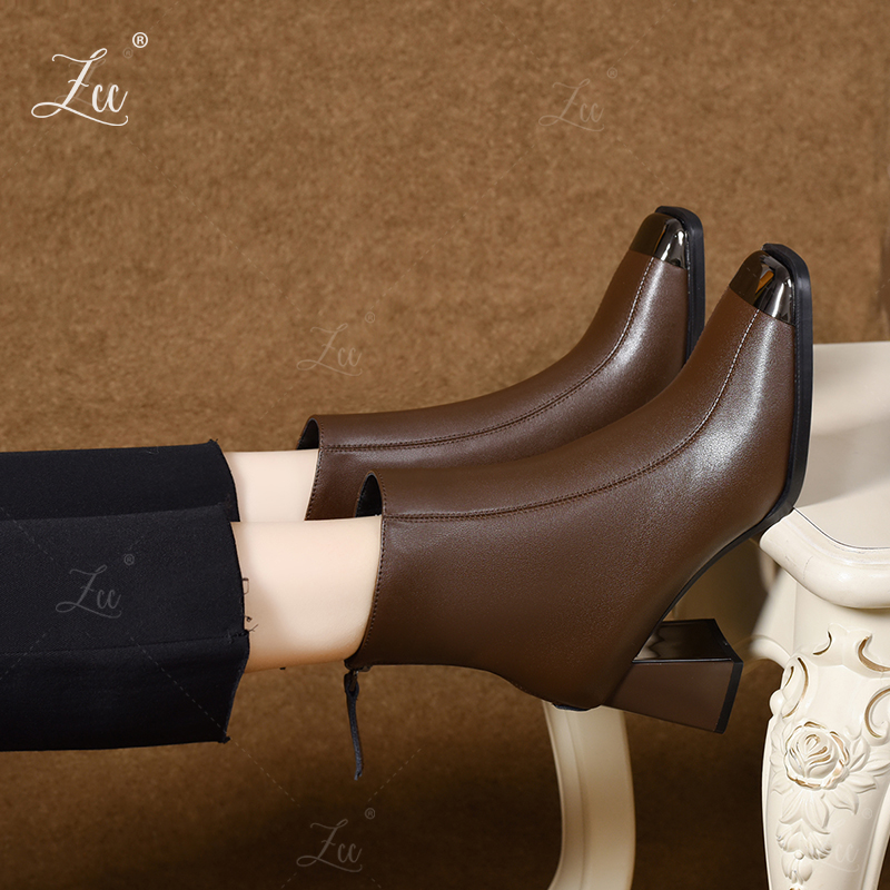 2025年新款春秋单靴防踢金属头牛皮显瘦后拉链粗跟高跟时装短靴女