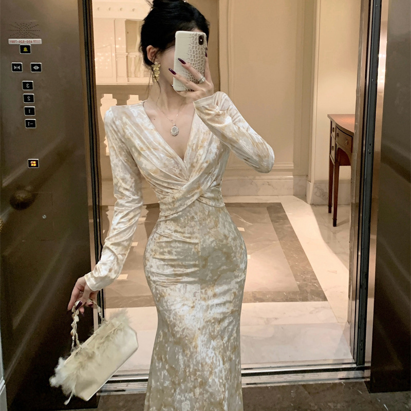 法式气质秋冬新款印花丝绒交叉修身收腰显瘦打底长裙连衣裙女装