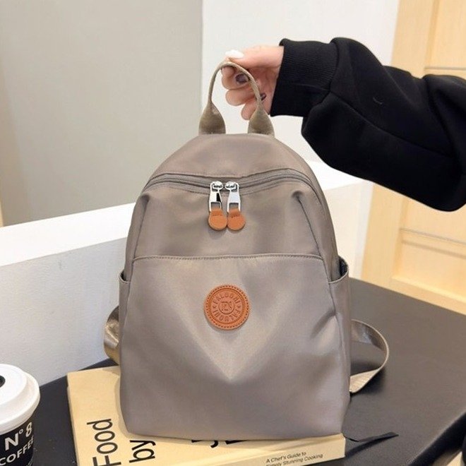 新款双肩背包女轻便通勤旅行背包百搭休闲时尚宝妈出行大学生书包