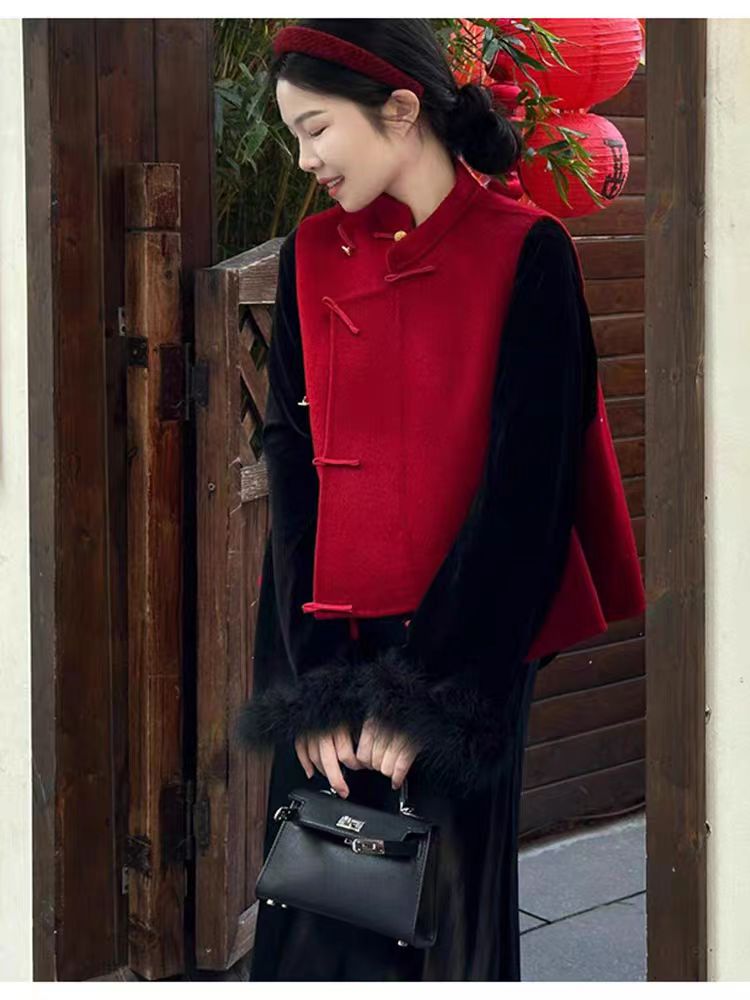 2025新年战袍新中式国风红色盘扣毛呢马甲秋冬丝绒打底衫两件套
