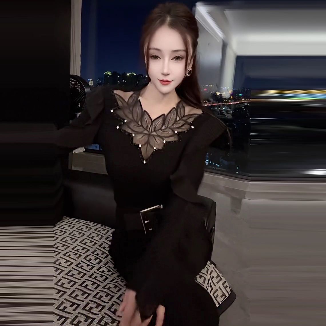 冬季新款时尚法式重工蕾丝拼接小众设计轻奢百搭上衣减龄遮肉显瘦