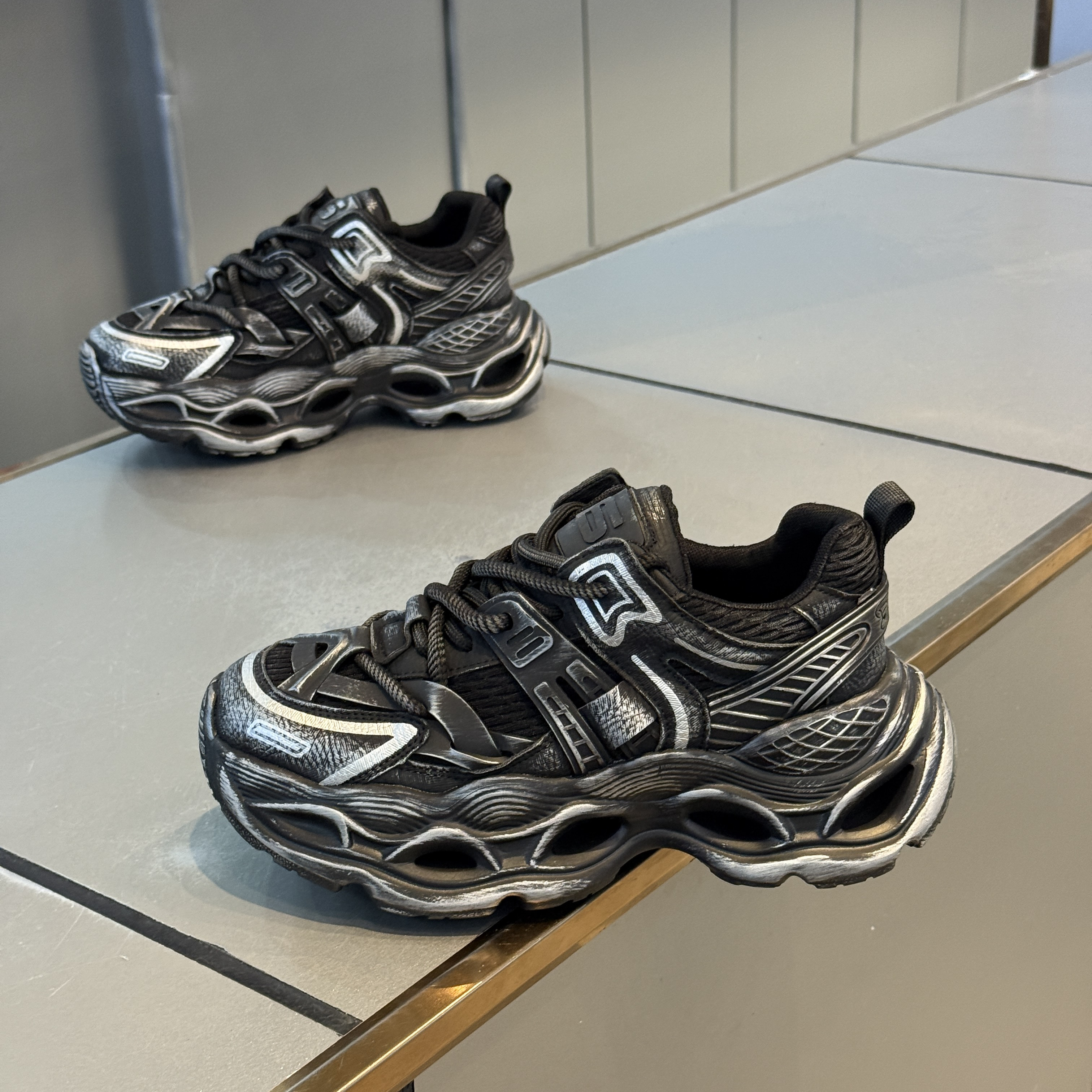 欧洲站2025年夏季新款舒适透气网面小白鞋男士厚底增高机甲老爹鞋