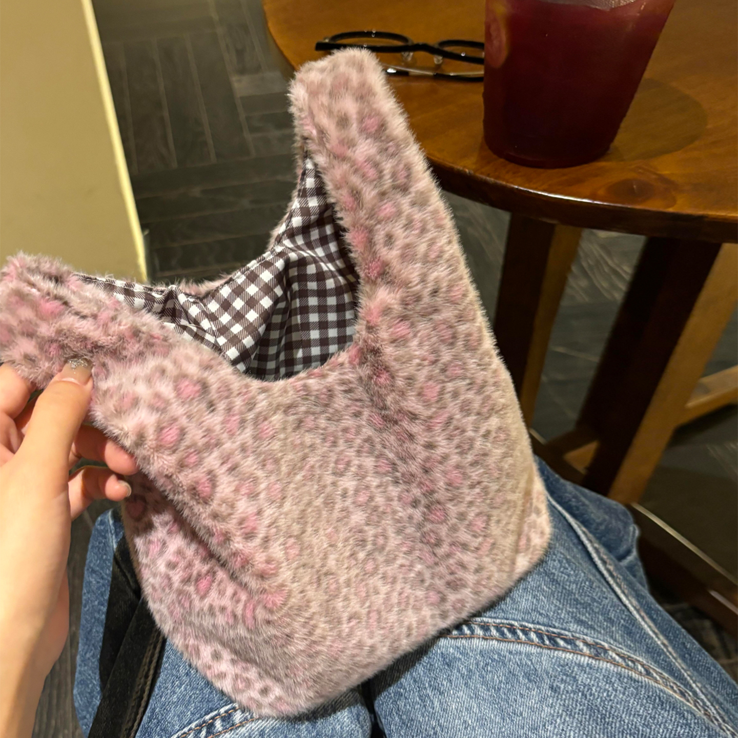 新款秋冬紫色豹纹毛绒绒手提包休闲大容量通勤便携手腕包外出手拎