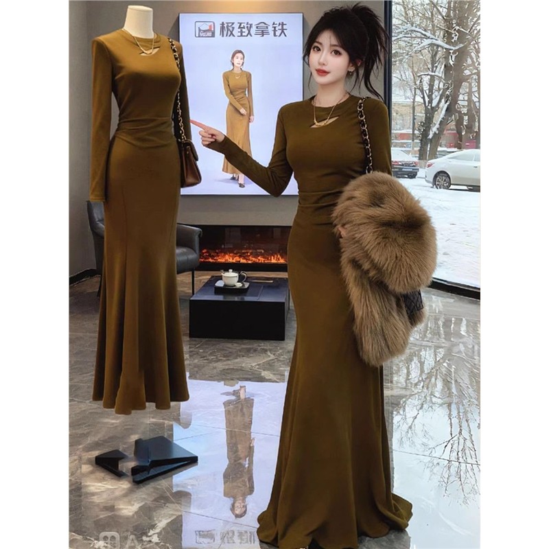 高级感显瘦加绒黑色连衣裙秋冬新款收腰梨型身材显瘦打底长款裙子