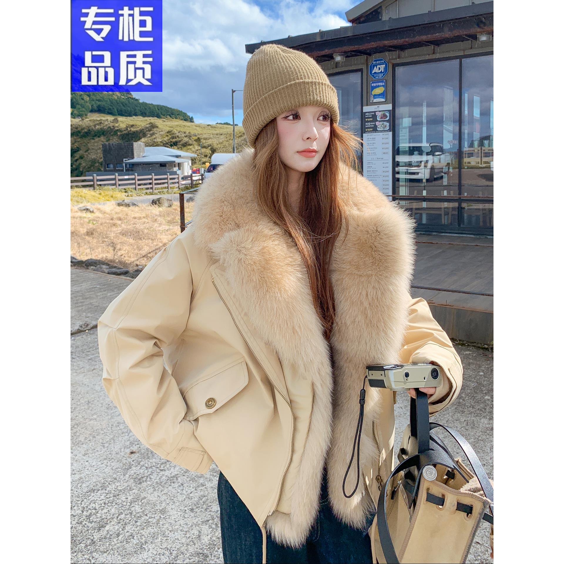 万达【品牌断码】卡其黄富家千金风大毛领羽绒服女2025冬季新款高级