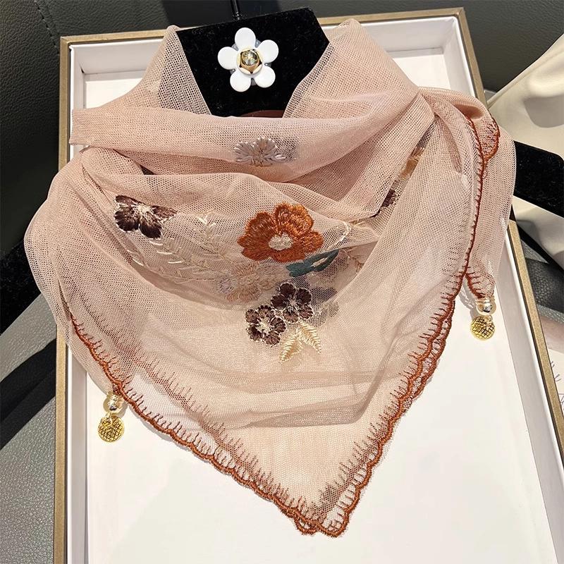 高端刺绣磁吸扣小丝巾女2025春秋高级感洋气百搭三角巾护颈围巾薄