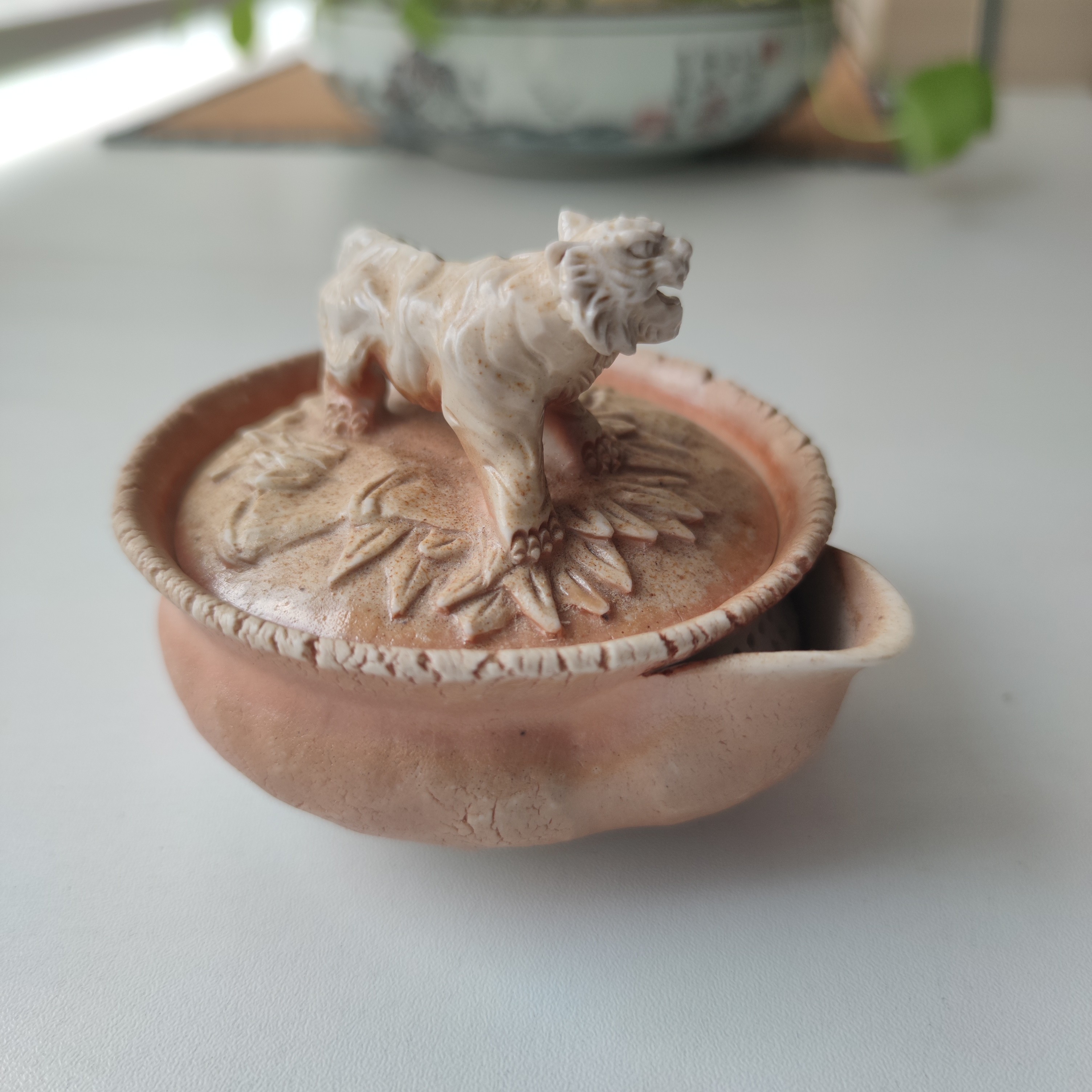 065号 難波诚治瓶身雕团凤虎摘宝瓶，130毫升。精品窑宝。