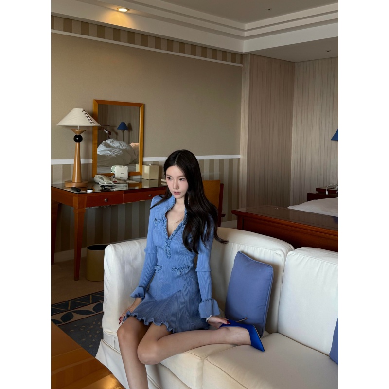 连衣裙法式秋冬新款领口钉珠修身显瘦蓝色长袖木耳边下摆短款裙子