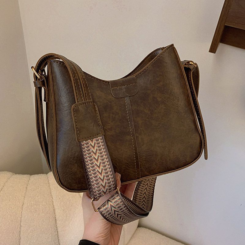 今年流行包包女2025新款感复古通勤单肩包百搭宽带斜挎水桶包休闲