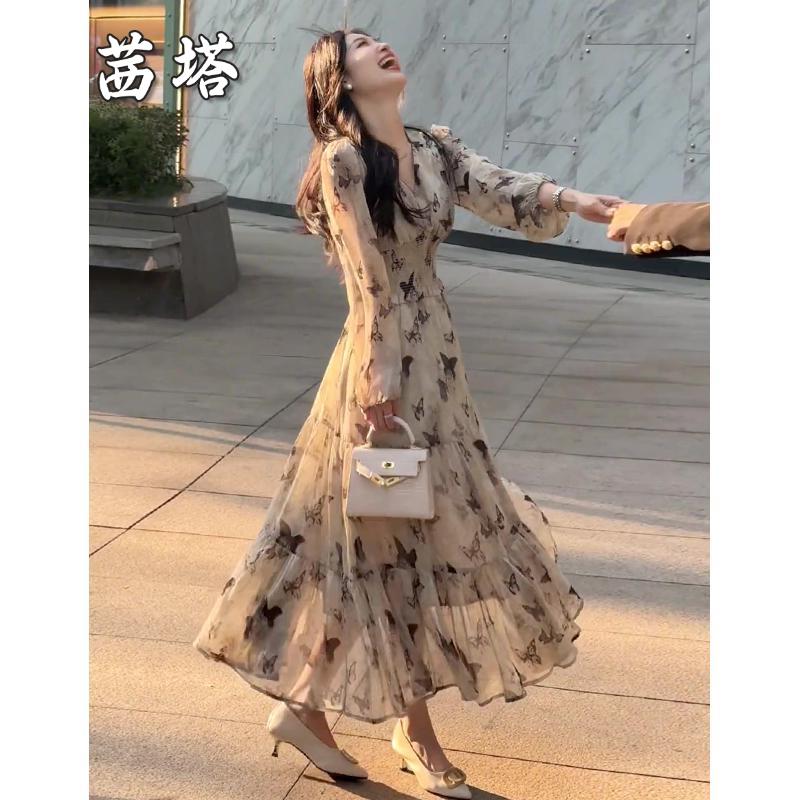 法式复古温柔风连衣裙春季新款v领泡泡袖掐腰显瘦蝴蝶印花a字长裙