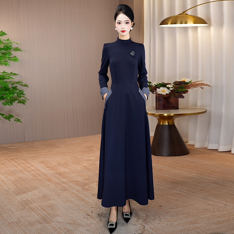 藏蓝色连衣裙女2025秋季新款显瘦气质轻奢裙子大摆修身长袖长裙