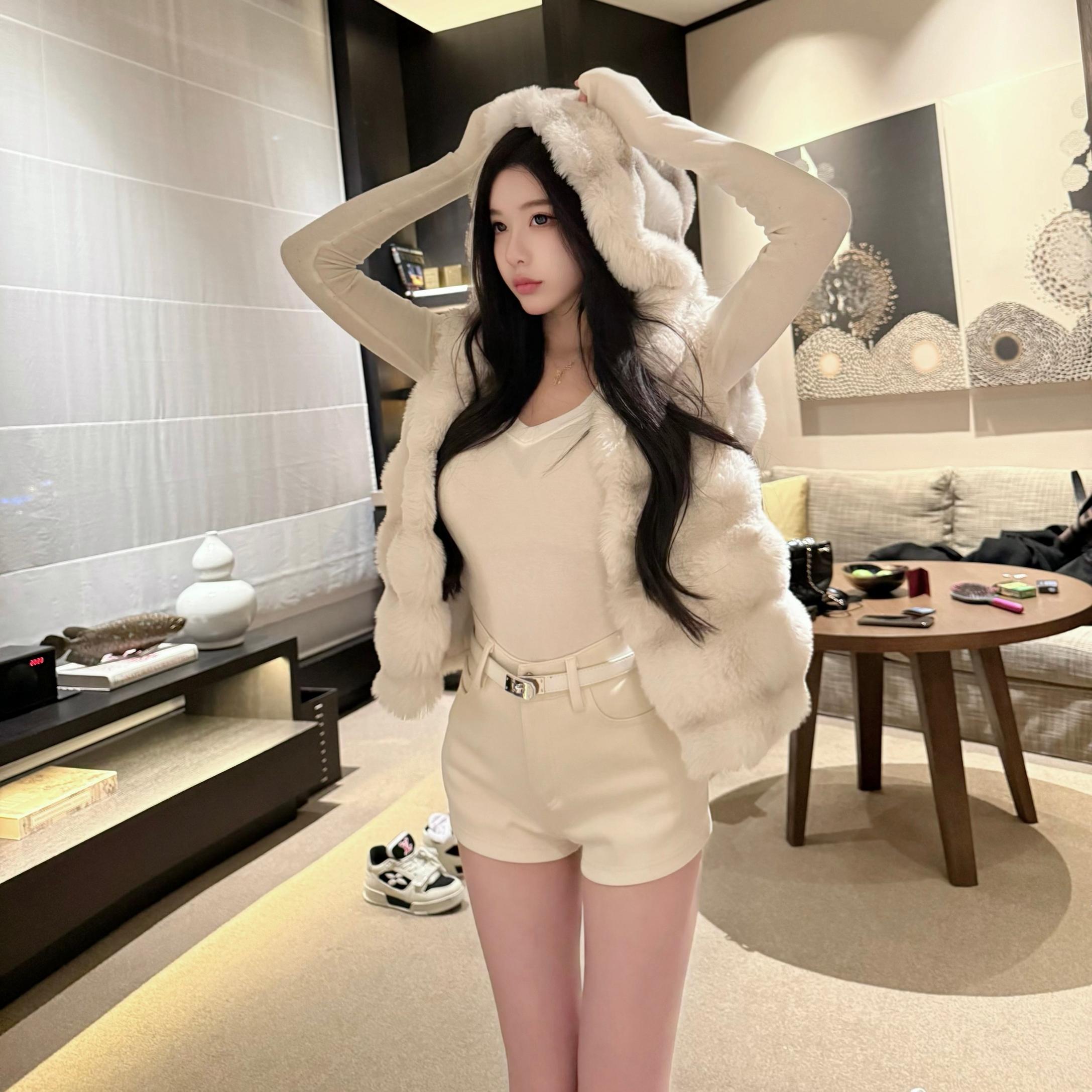 研米朵冬季高级贵妇感奶油龙猫灰白连帽环保皮草毛毛马甲外套