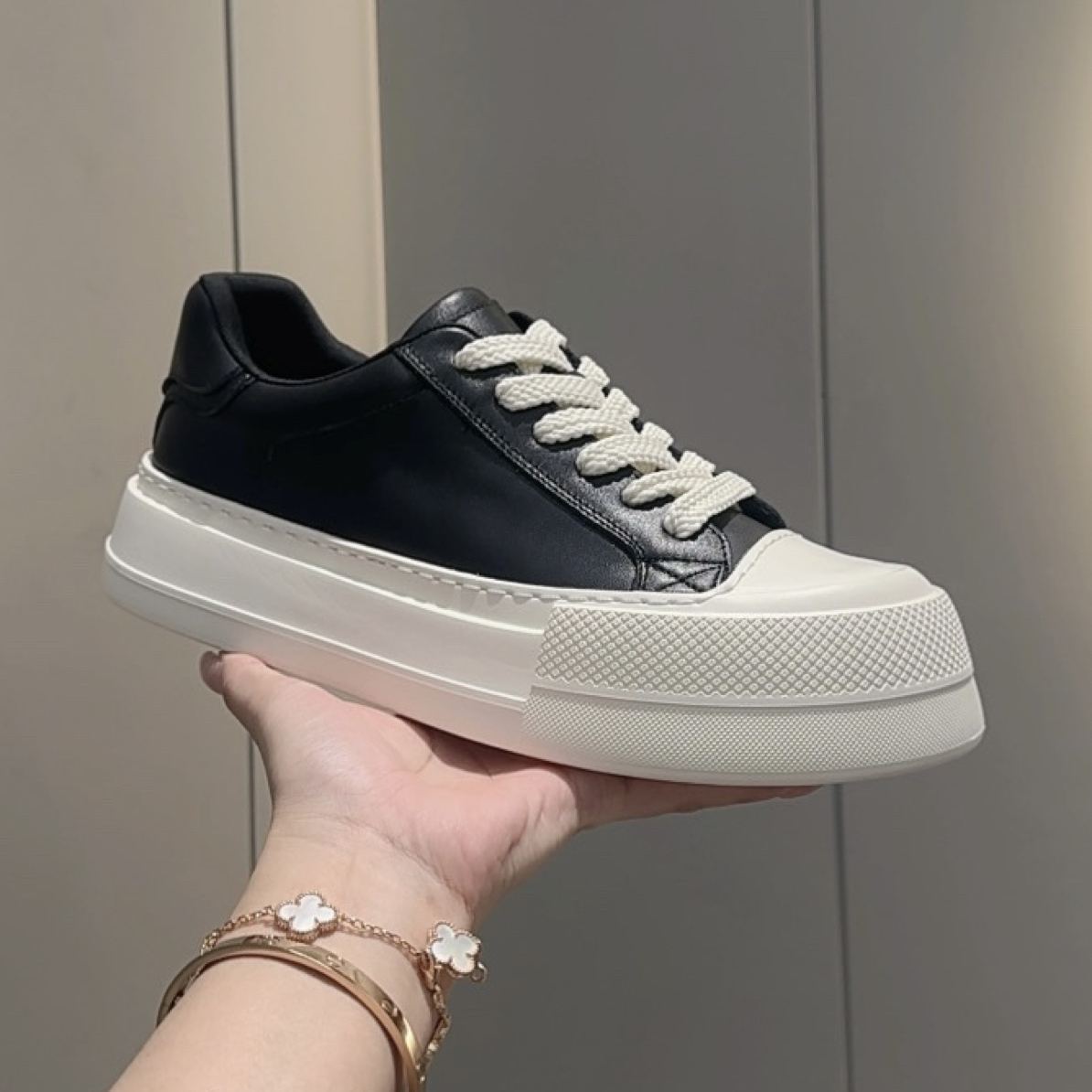 时尚小白鞋真皮厚底纯色休闲板鞋透气秋季款68082