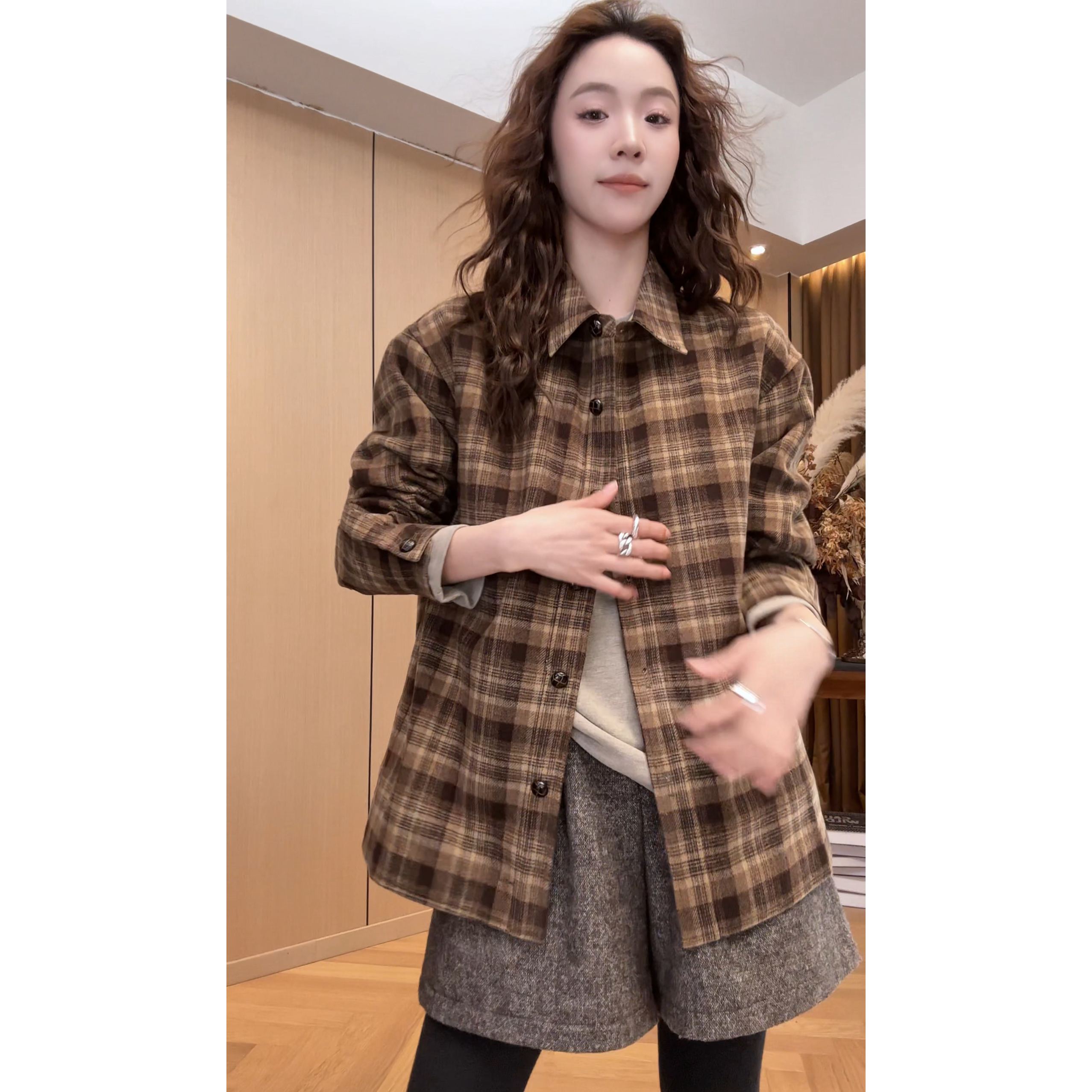 小静静一会【咖格衬衣】2025冬款复古格纹磨毛加厚衬衫 2511C8495