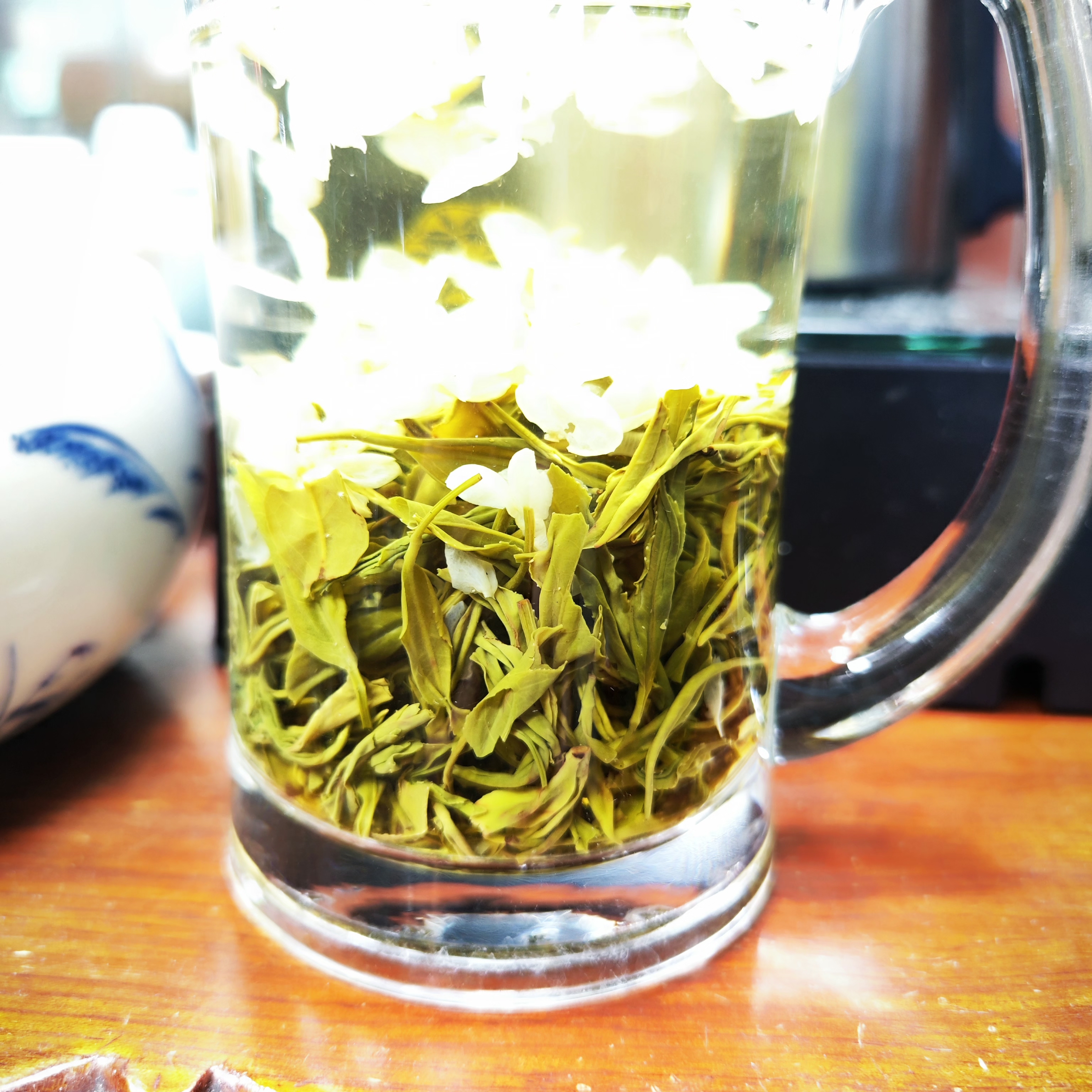 花毛峰，卷曲紧细，茶汤金黄透亮，滋味饱满，味浓耐泡，回甘生津