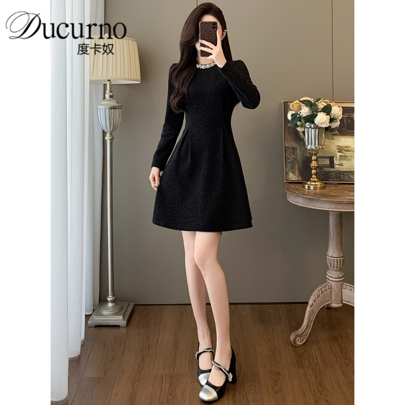 名媛气质法式连衣裙女2025秋季新款轻奢高级感收腰显瘦黑色A字裙