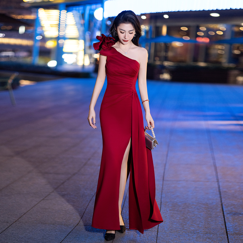 花朵单肩斜领礼服酒红色新娘旗袍晚礼服长款一字肩连衣裙走秀