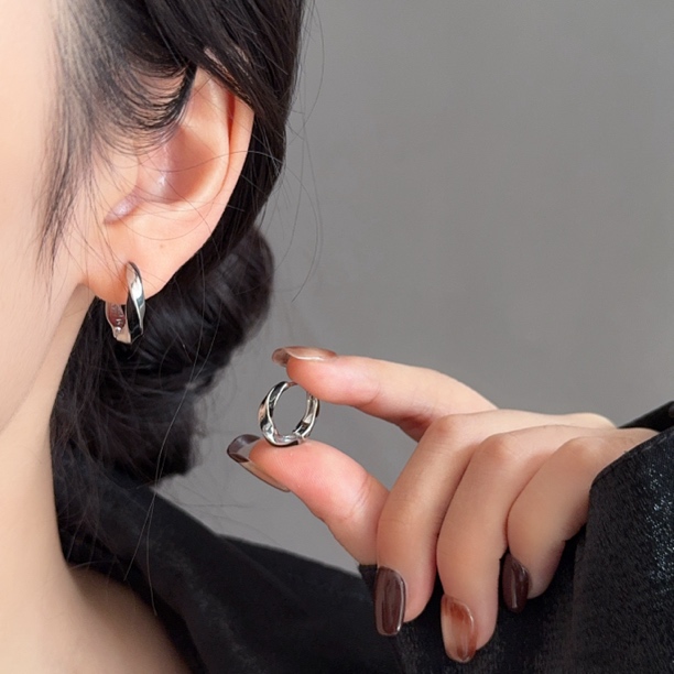 黑糖【耳饰】莫比乌斯环黑银撞色缠绕耳扣简约小众百搭耳环E1947
