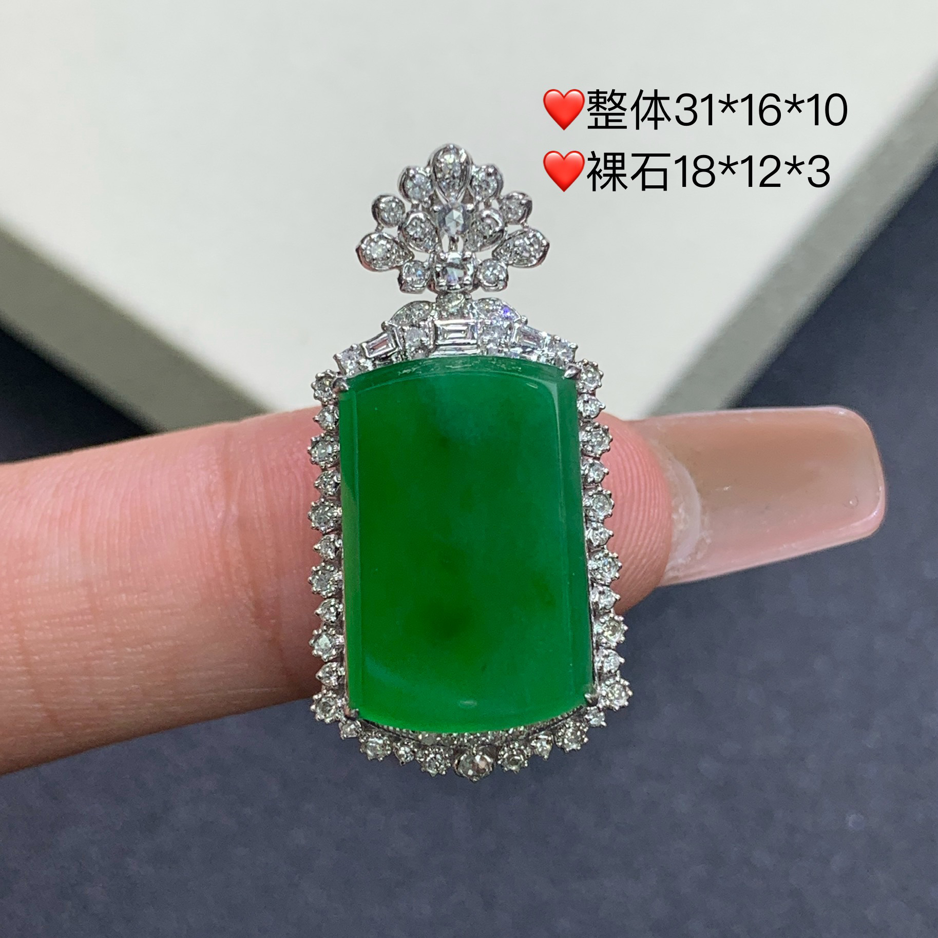 新品推荐·18K金冰种浓阳绿无事牌翡翠玉石缅A吊坠气质时尚绿色