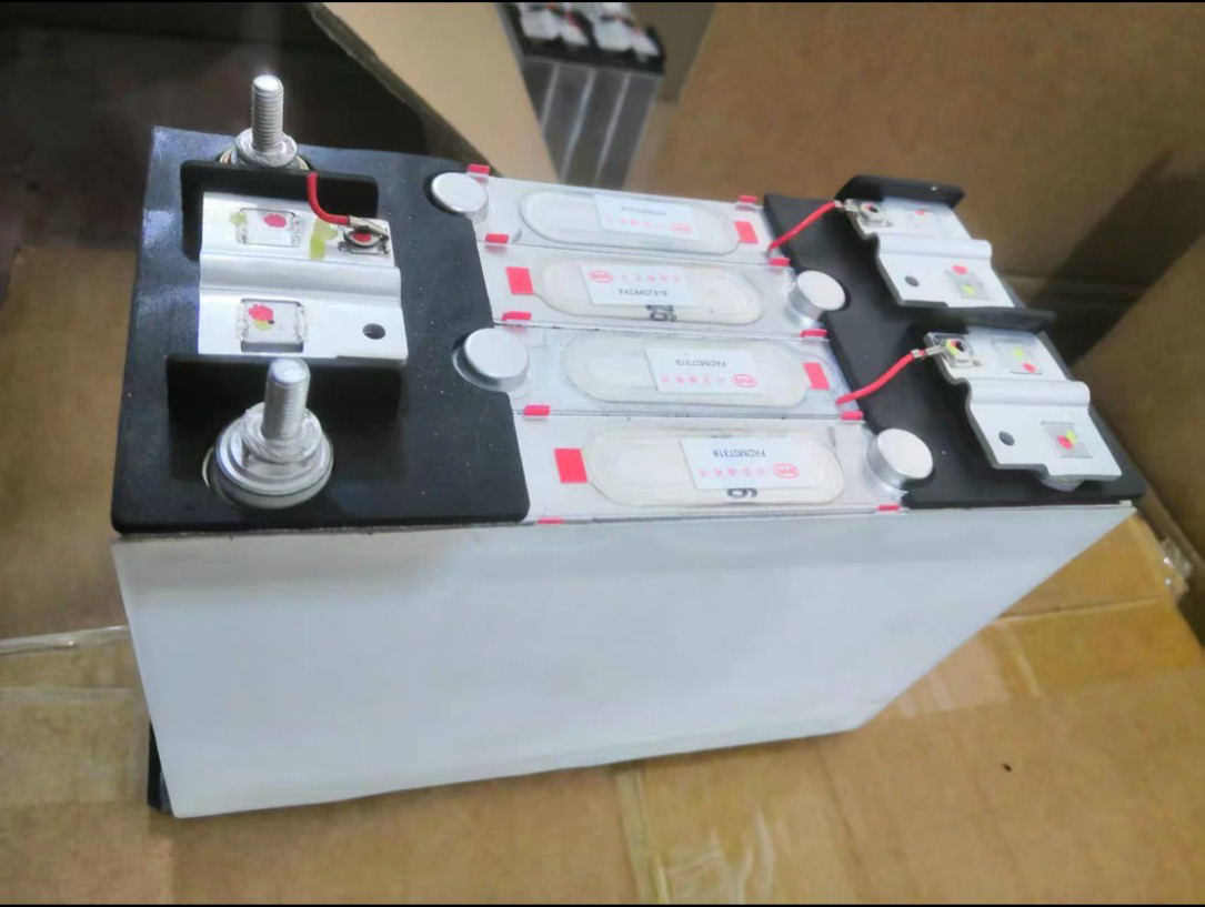 比亚迪强起动磷酸铁锂电池12V 26A 15C 3.2KG长174宽 80高120mm