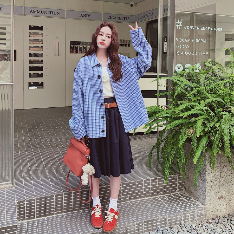 时尚慵懒风超百搭减龄遮肉上衣女秋季新款高级感蓝白格衬衫外套