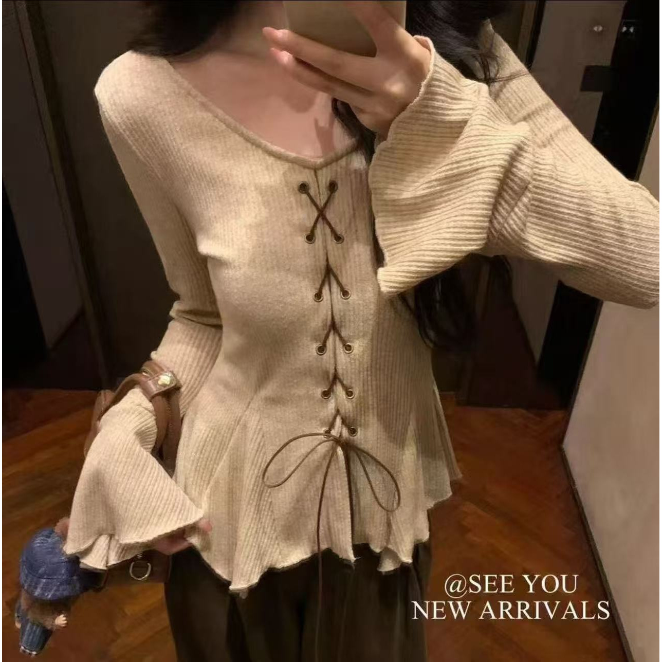 大码不规则下摆V领喇叭袖针织衫女秋季微胖mm收腰遮肉设计感上衣