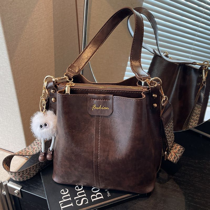 2025包包新款高级水桶时尚秋冬复古小众高颜值通勤单肩设计斜挎包