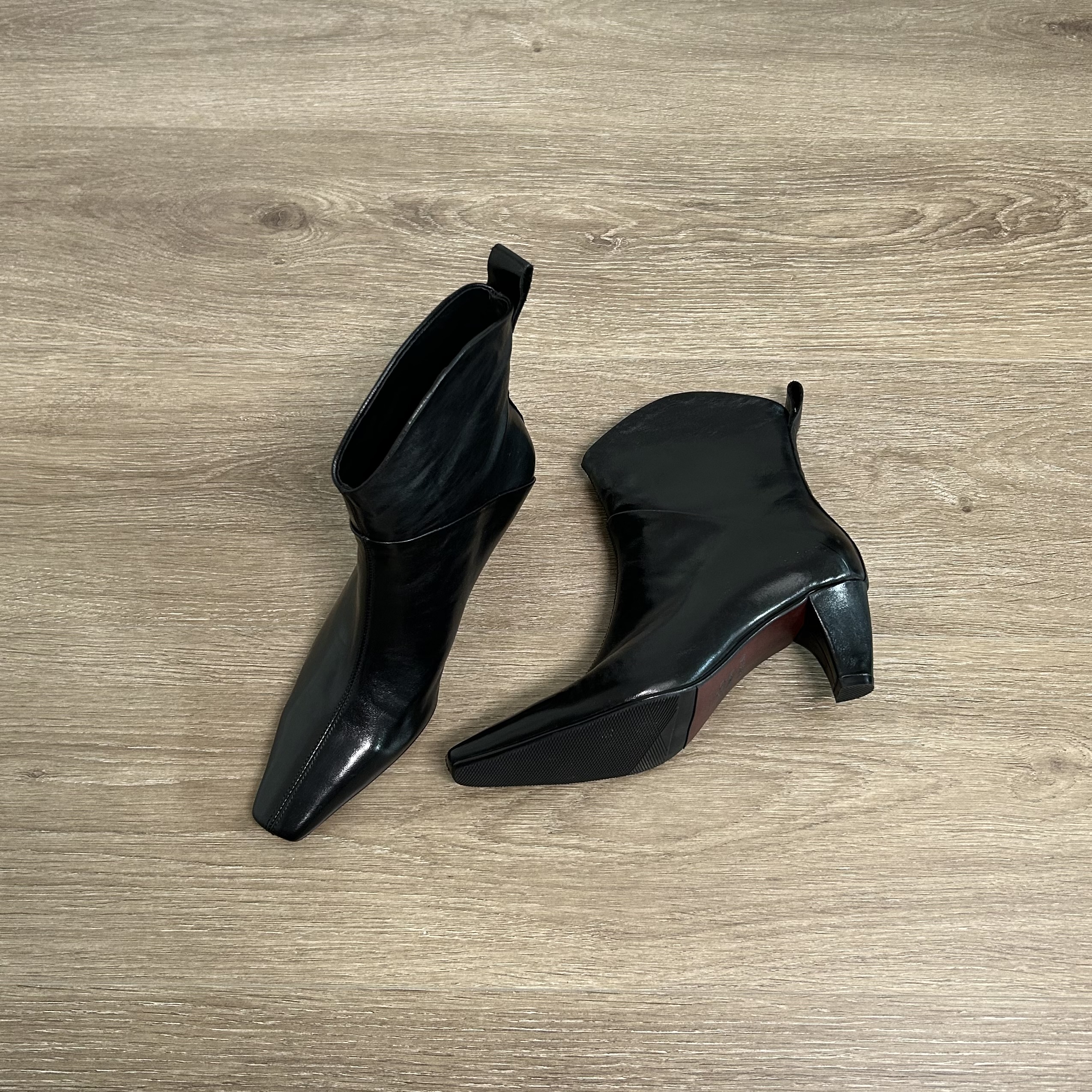 Dannyfrey秋冬新款头层牛皮尖头显瘦短靴女v口短筒百搭切尔西靴