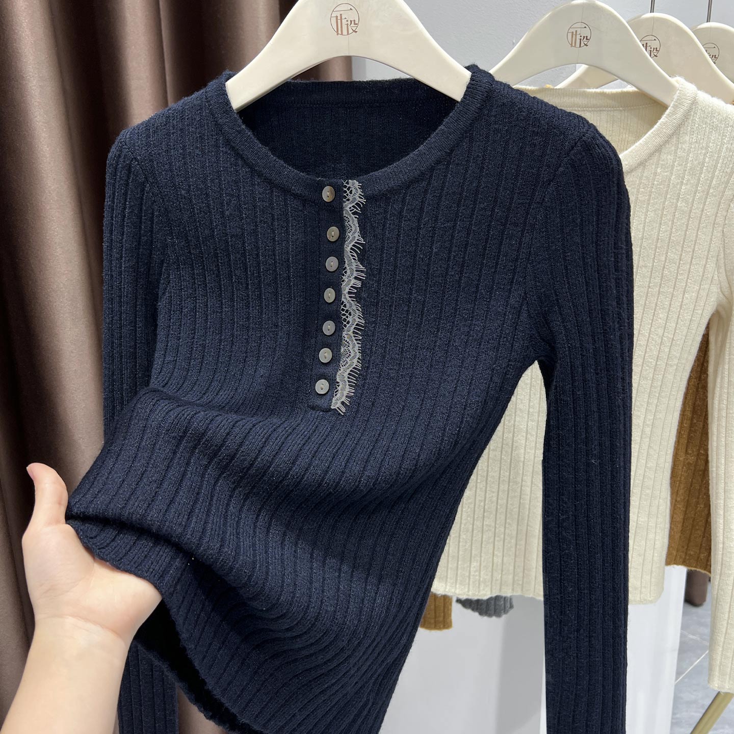 藏青色别致圆领套头打底衫洋气外穿长袖软糯针织衫纽扣设计上衣女