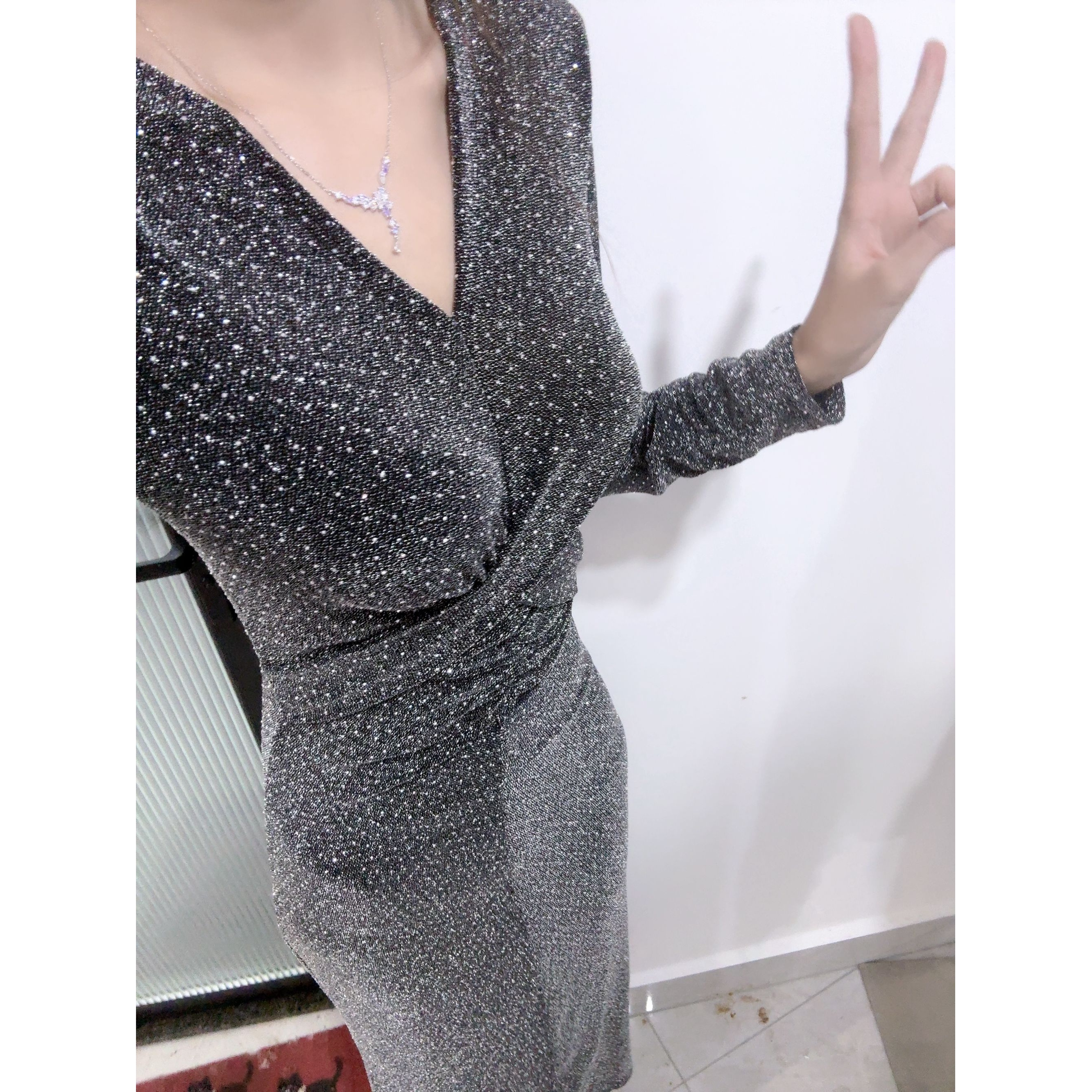 高级感银色烫钻连衣裙秋冬新款扭结V领修身包臀裙小礼服女3437#