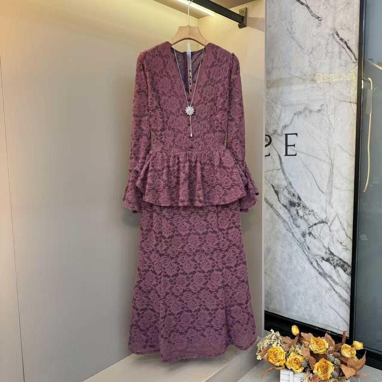 2025胖mm气质轻奢蕾丝v领洋气时尚显瘦法式长裙设计连衣裙7169