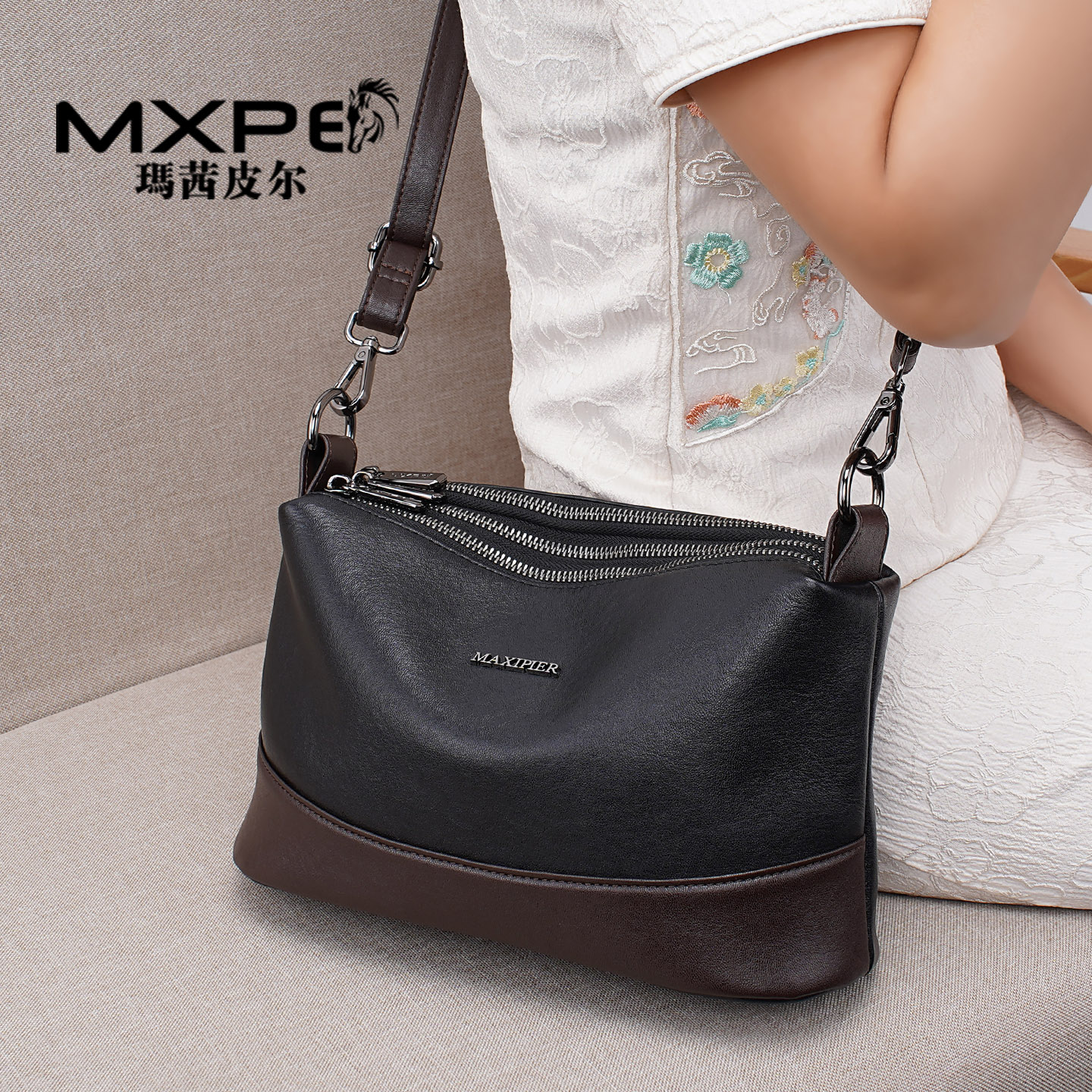 女士斜挎包2025新款时尚枕头包中年妈妈包三层大容量通勤款手提包