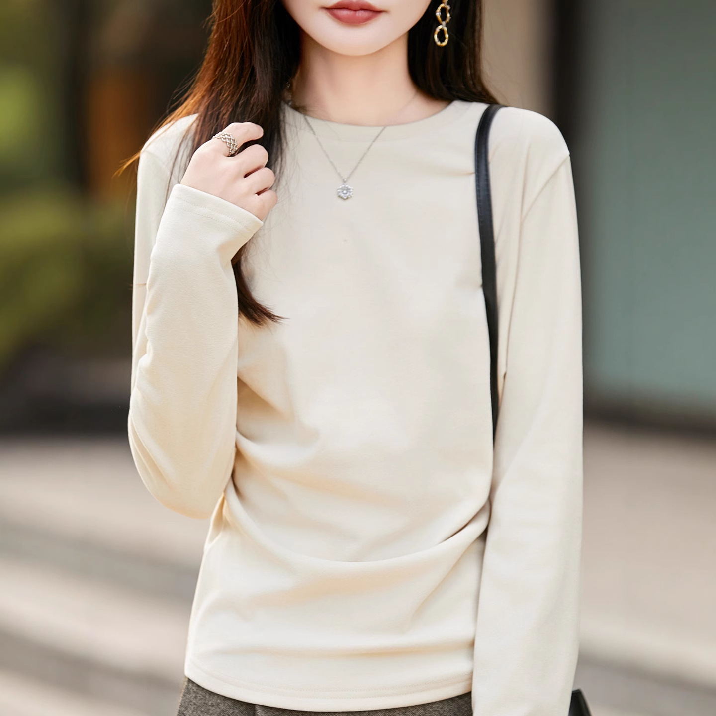 黑色长袖T恤女2025秋季新款修身上衣舒适百搭打底衫圆领内搭卫衣