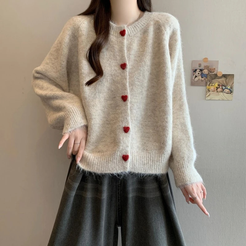大码女装韩系爱心纽扣软糯针织开衫秋冬新款胖MM宽松减龄百搭毛衣