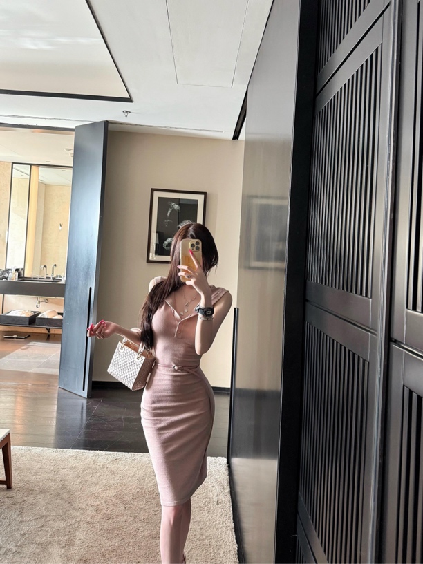 法式气质粉色纽扣翻领中长款针织连衣裙女夏纯欲包臀长裙一步裙子