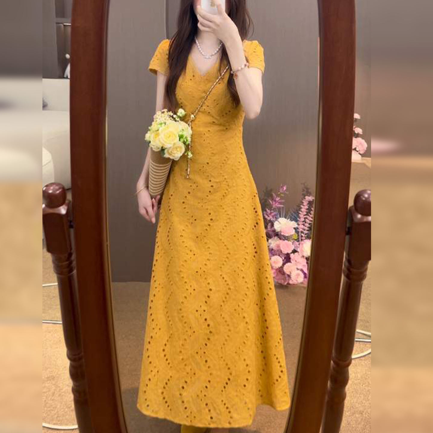 黄色镂空v领短袖连衣裙子女2025夏季新款海边度假长裙知性风衣服