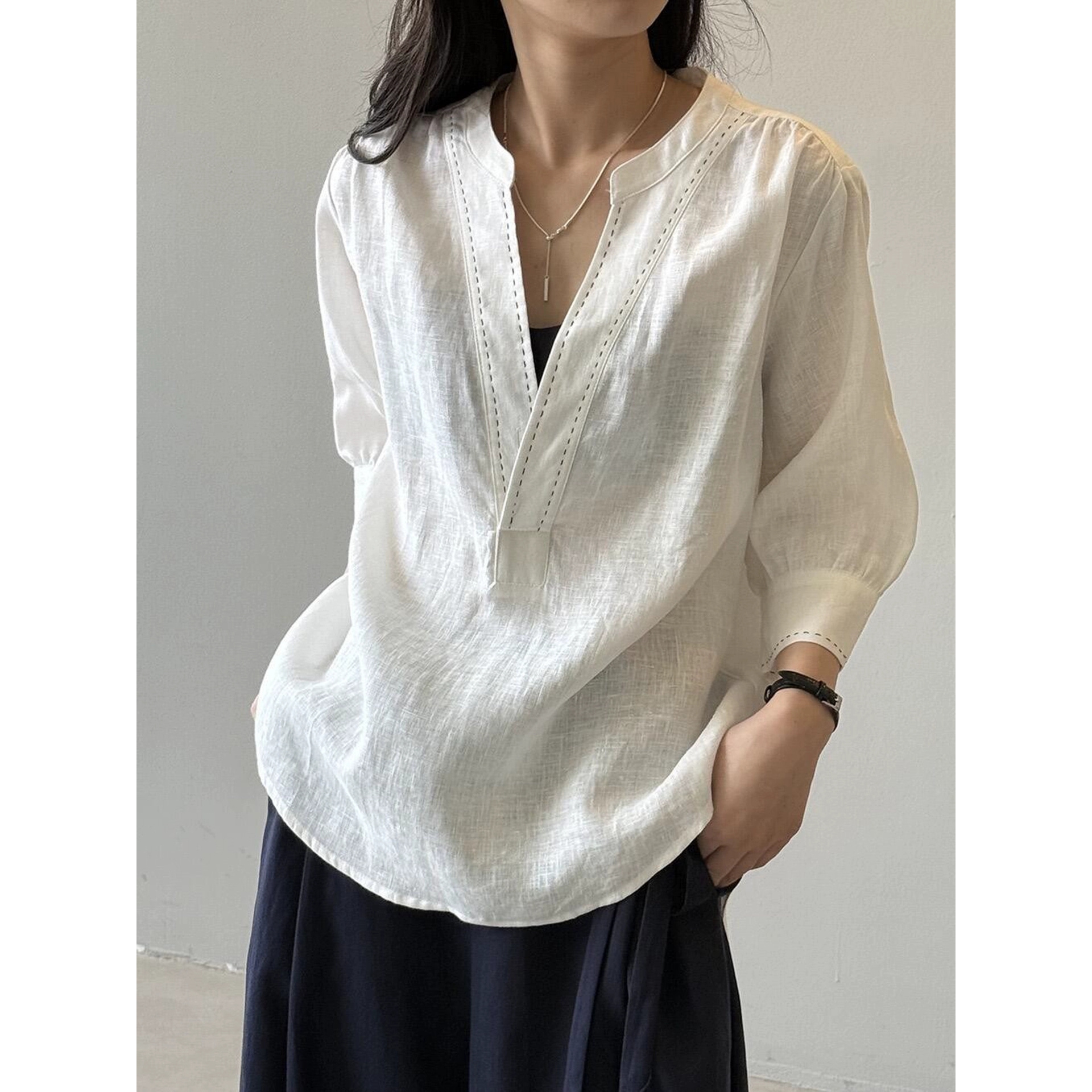 独特超好看白色V领五分袖衬衫女2025夏季老钱风松弛感百搭上衣新