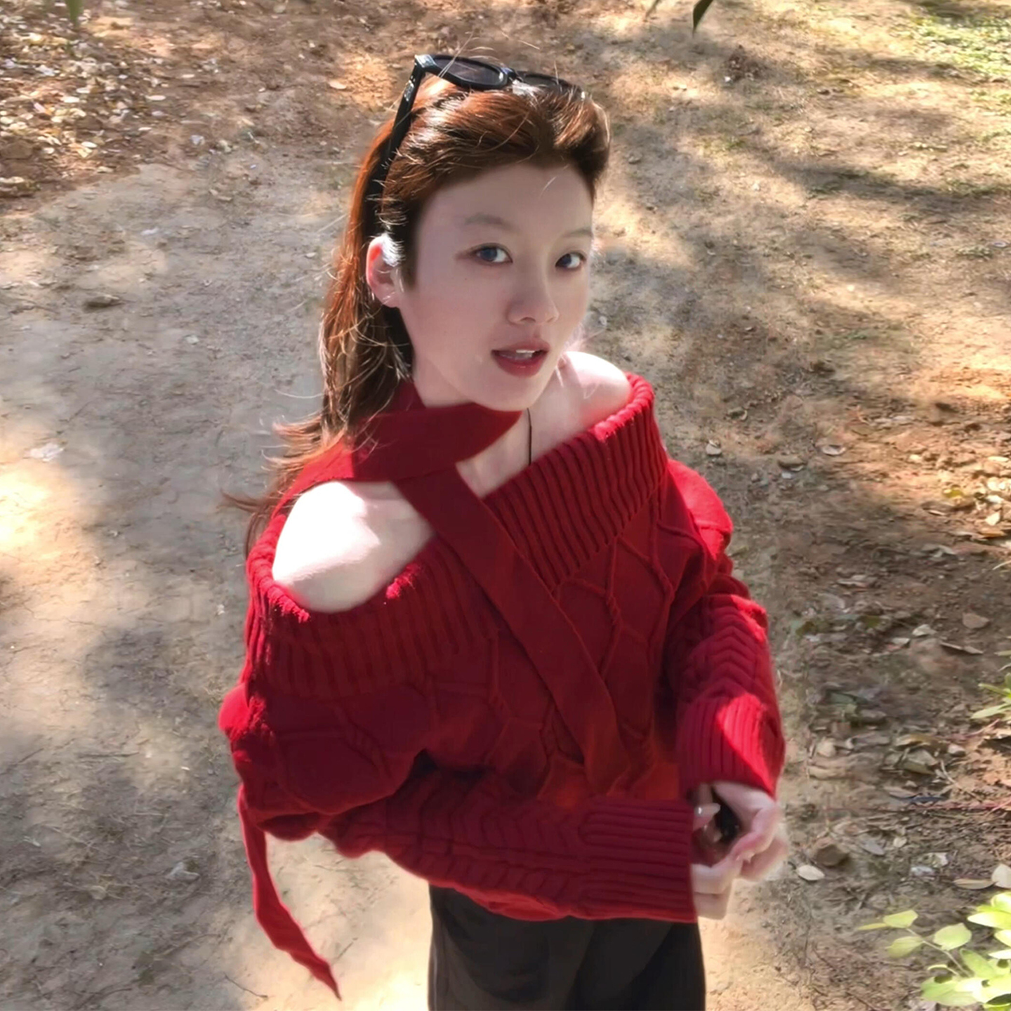 2026新款圣诞红色露肩针织厚毛衣女款秋冬高级感小个子一字肩上衣