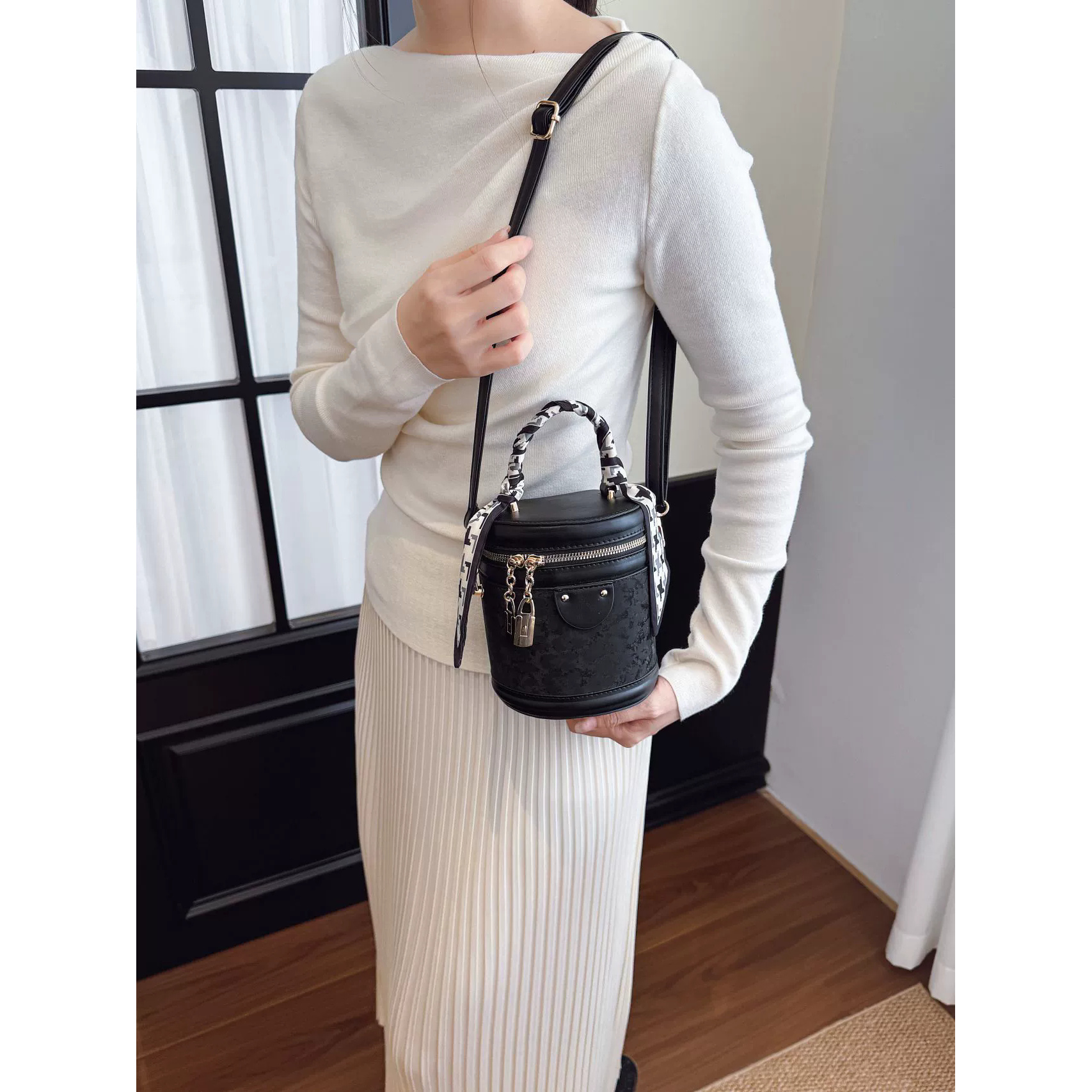 跨境潮流感水桶包包女2025新款气质圆筒包百搭时尚单肩斜挎包工厂