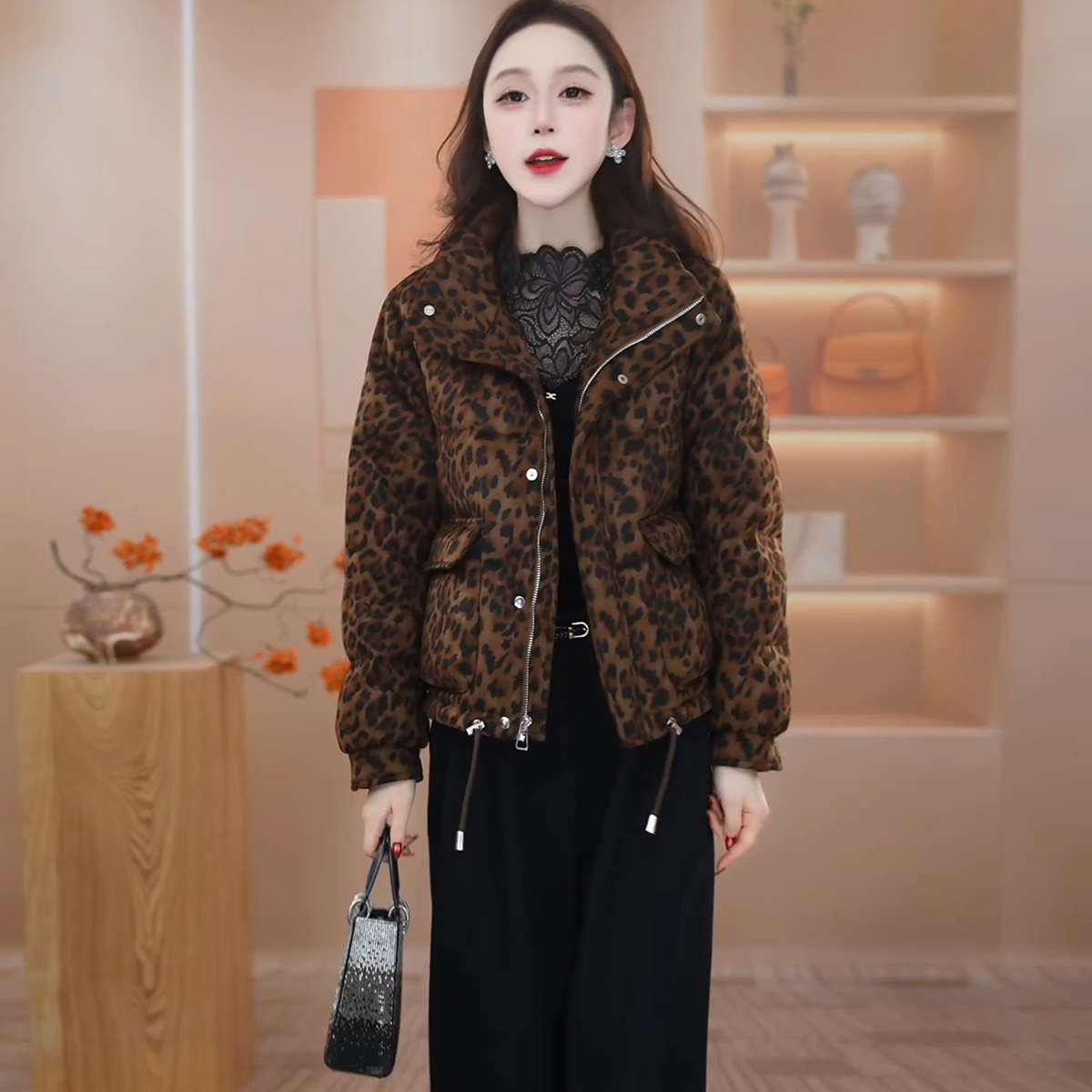 妍2025年冬季新款时尚气质轻奢豹纹百搭加厚保暖短款羽绒服中年女