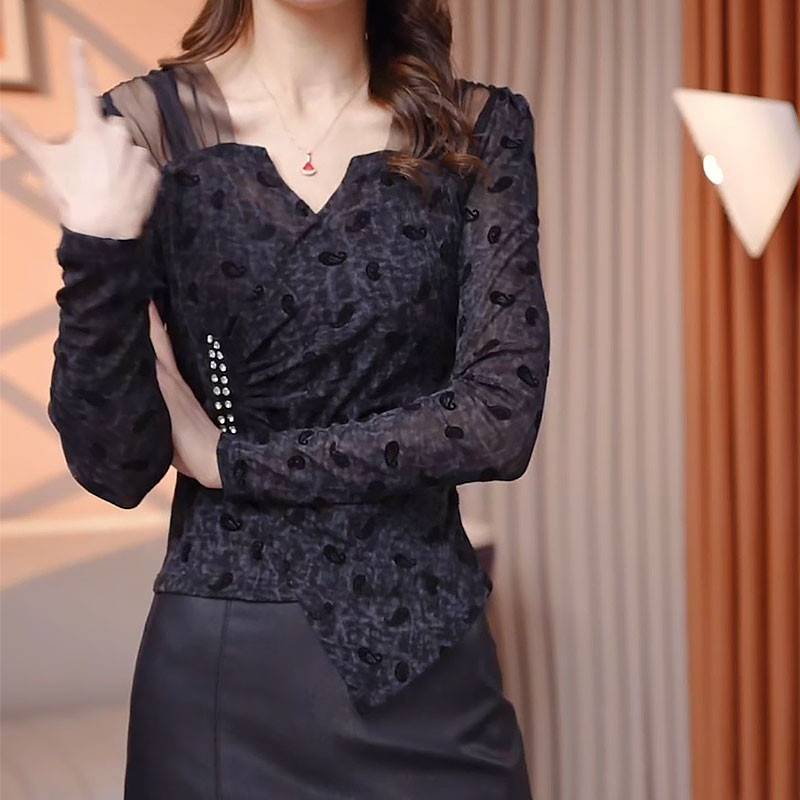 【墨夜星雨】2025秋季新款重工钉钻拼接网纱肩不规则收腰显瘦打底衫