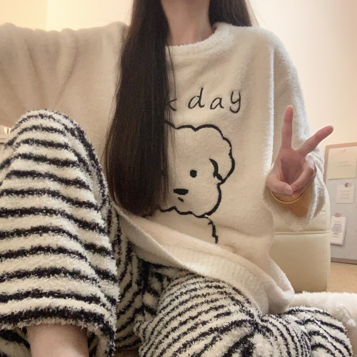 珊瑚绒睡衣女新款冬季加绒加厚圆领字母小狗保暖半边绒家居服套装