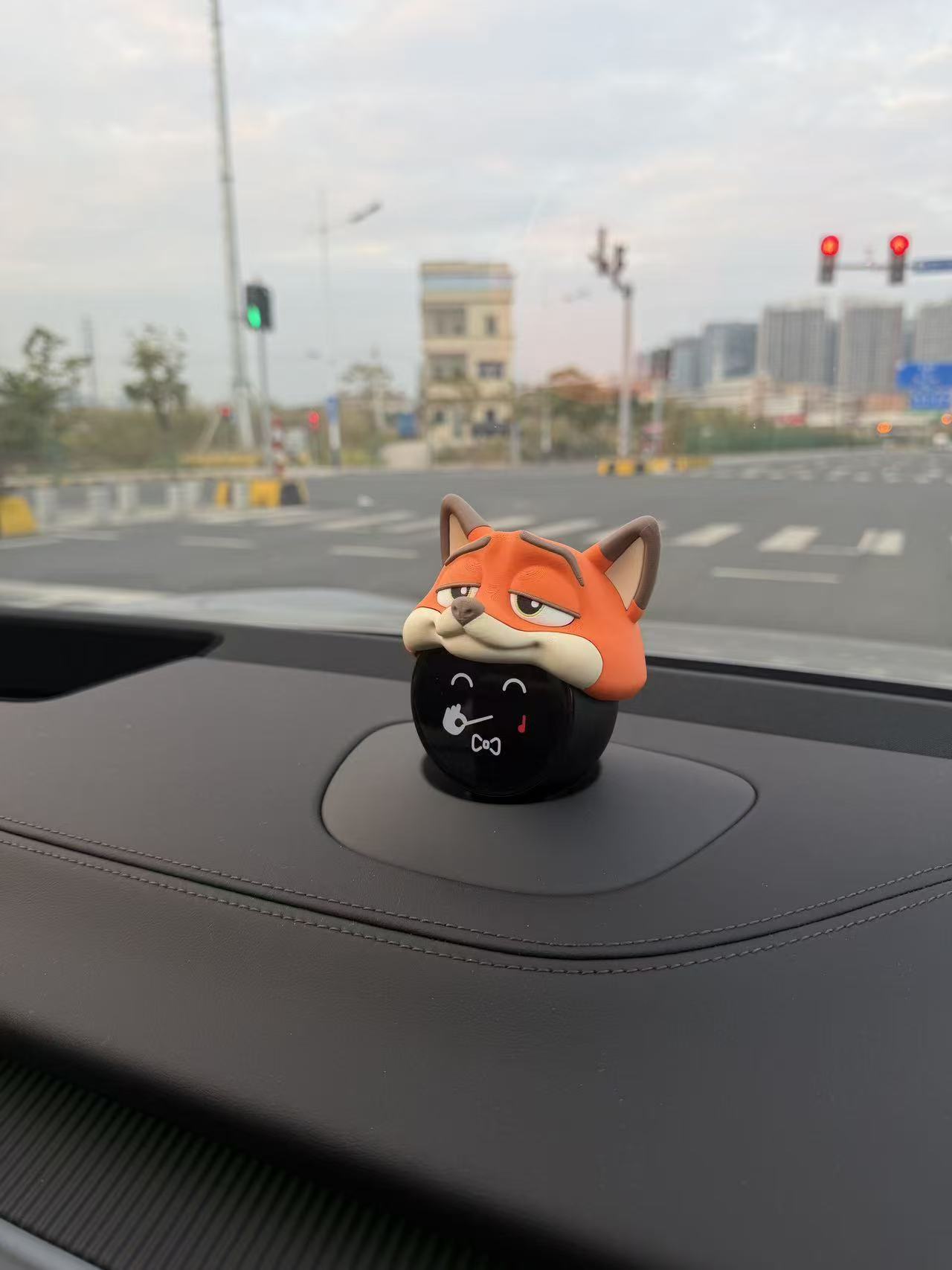 蔚来Nomi帽子可爱狐狸先生造型车载摆件萌系内饰创意汽车装饰